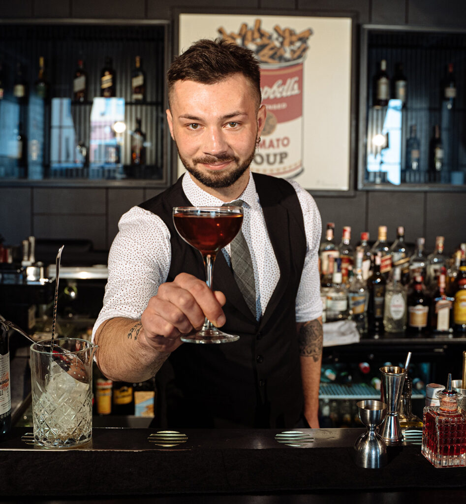 barman in un bar a Lecce